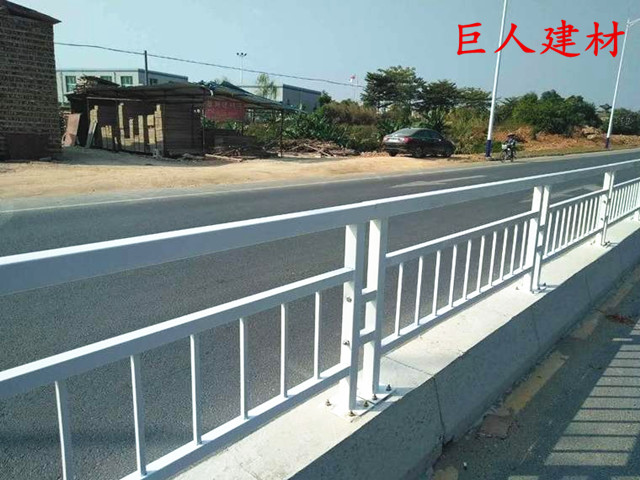 深圳甲型公路護(hù)欄廠家，甲型道路護(hù)欄選巨人